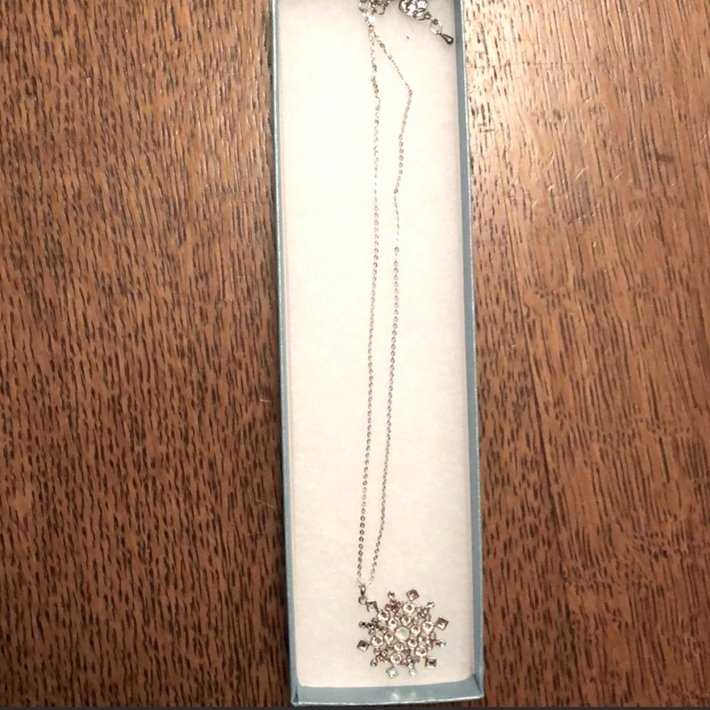 Touchstone Crystal Snowflake in Aurore Boreale stones